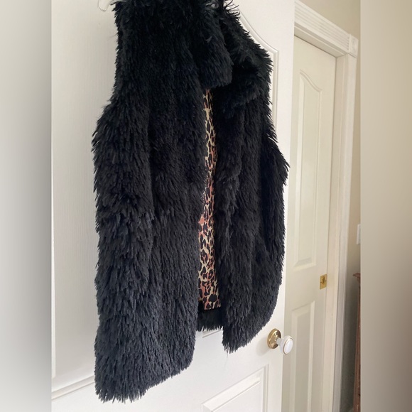 Betsy Johnson faux fur shaggy black vest with silk leopard print inside lining M - Picture 9 of 10